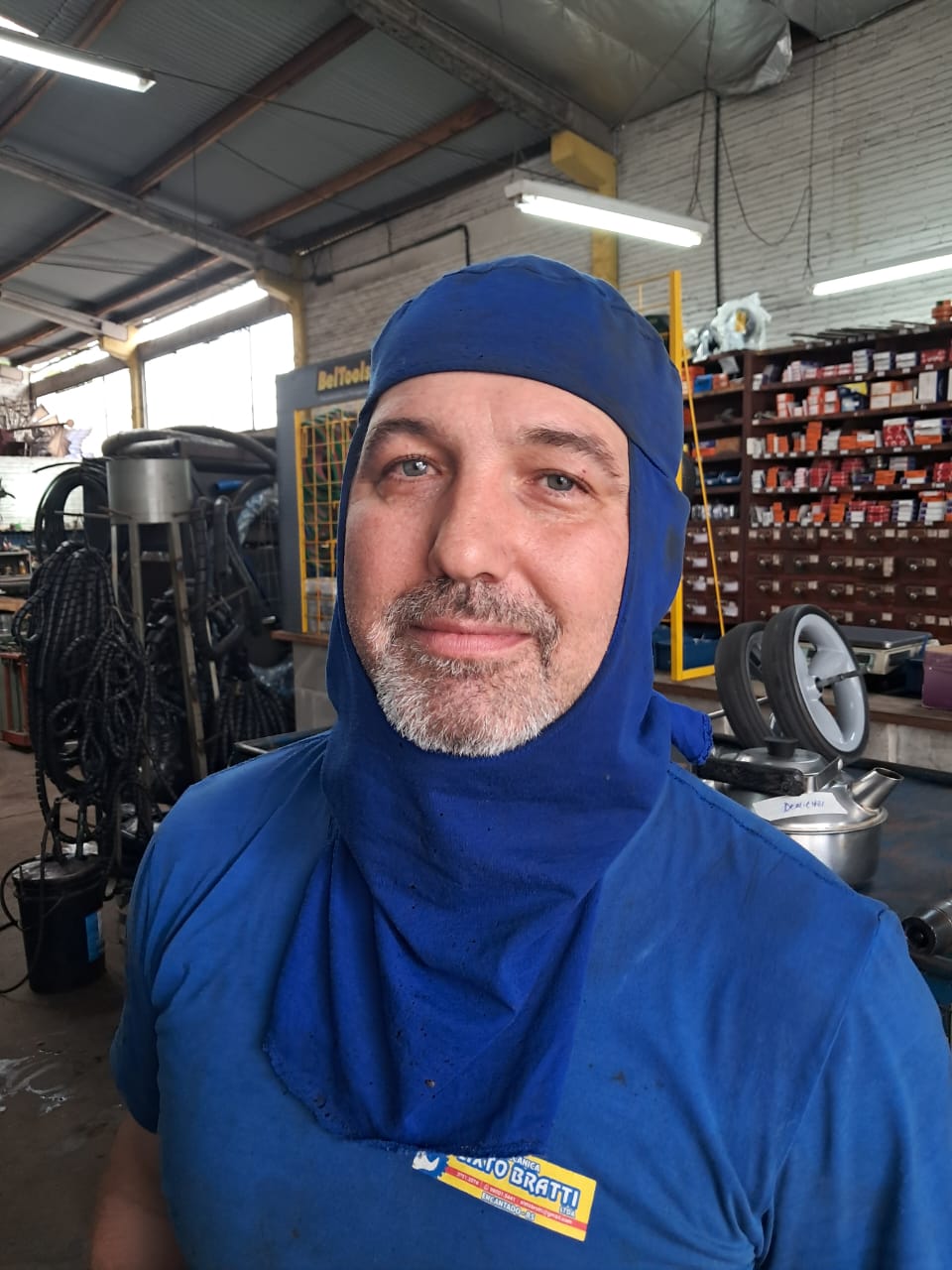Profissional da equipe Bratti na oficina
