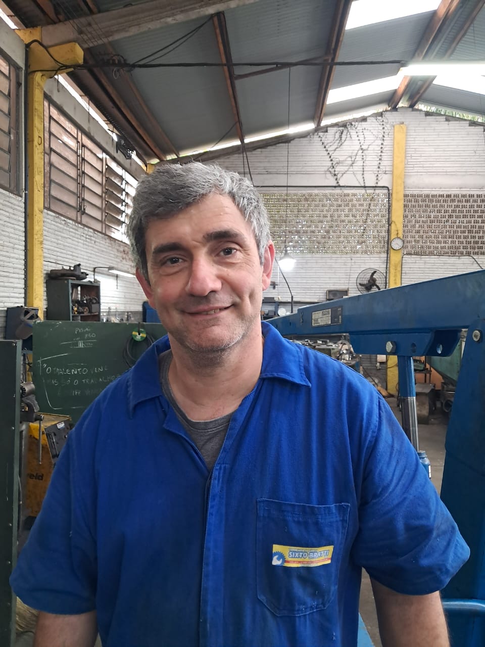 Profissional da equipe Bratti na área de manutenção