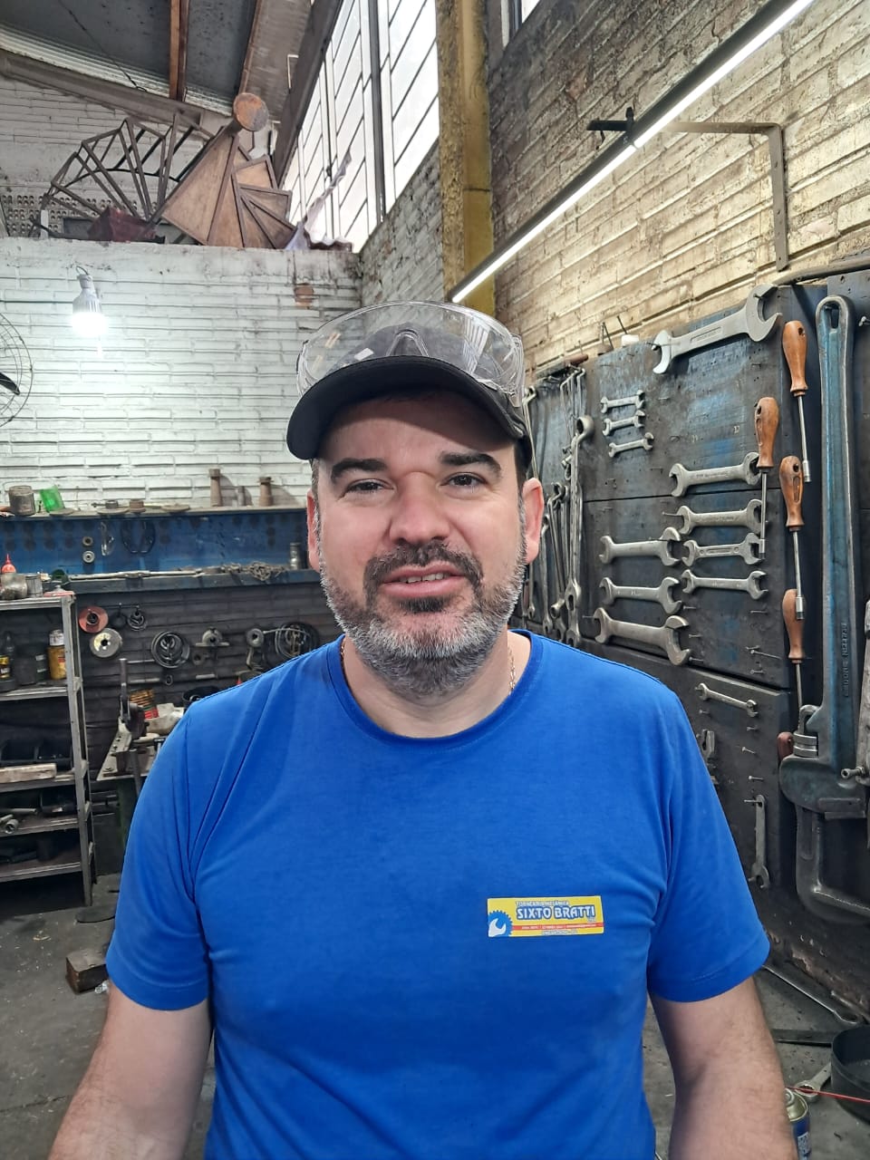 Profissional da equipe Bratti na oficina mecânica